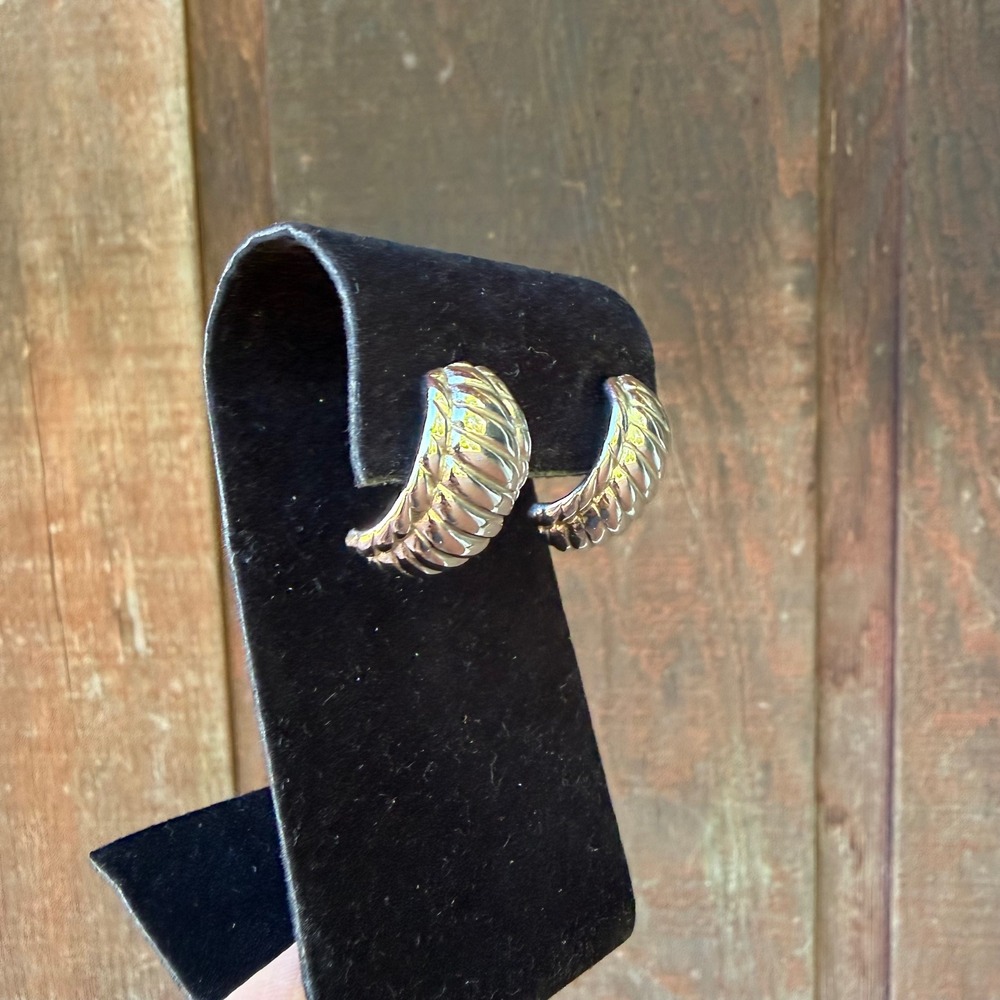 Vintage Napier Silver Tone Ribbed Shrimp Hoop Earrings 1980s Chunky - Picture 4 of 8